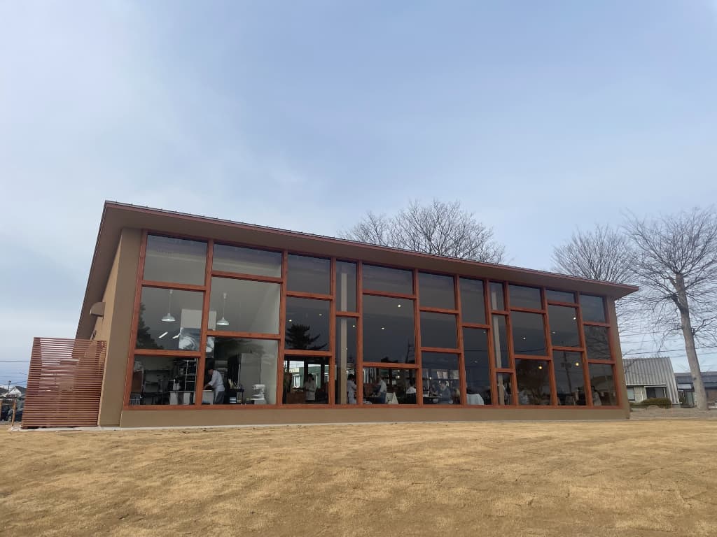 芝生の広がる店舗（THE GARDEN）の外観