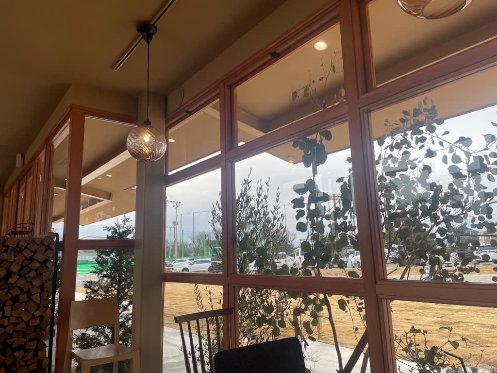 大きな窓が特徴的な店舗（THE GARDEN）の内観